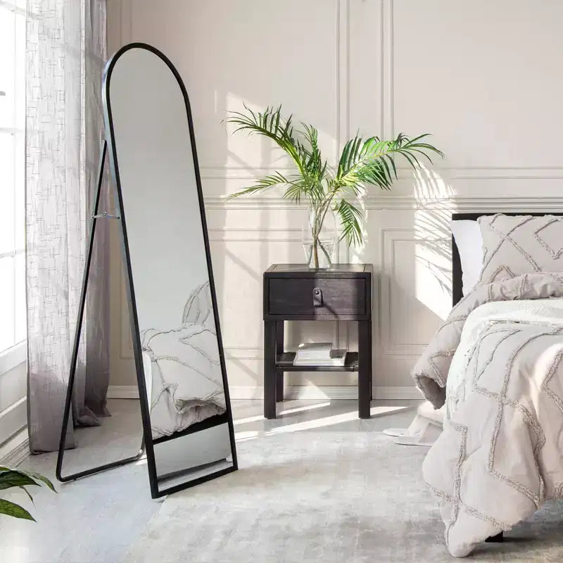 Miroir arqué noir : 60 pouces, sur pied, cadre métallique, 18 pouces de large, style moderne