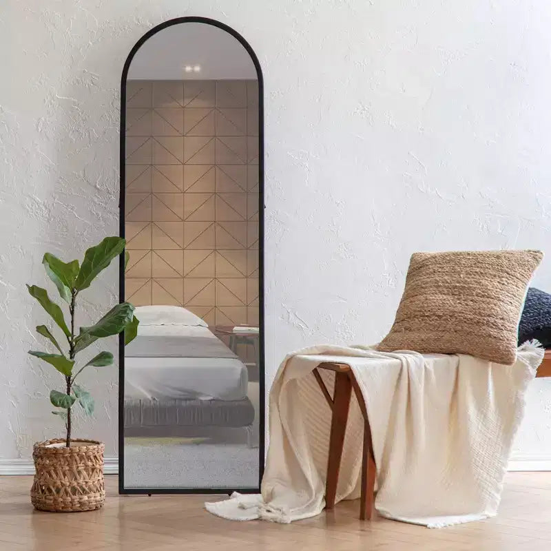 Miroir arqué noir : 60 pouces, sur pied, cadre métallique, 18 pouces de large, style moderne